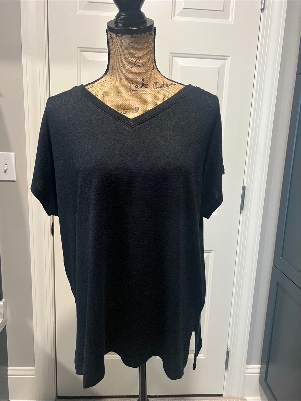 Orvis Sz L Women's Black Knit V-Neck Short Sleeve Top Basic Staple Relaxed